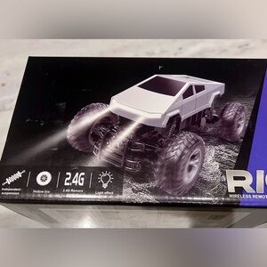 NIB Wireless Remote Control Cyber Truck with Controller -  2.4G - Light Effect